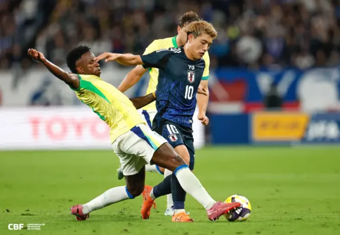 Dois jogadores da seleção do Japão marcam um atleta brasileiro durante a partida. A imagem simboliza a semana do futebol, das disputas do Catarinense aos jogos da seleção brasileira.
