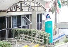 Fachada da CASAN, usada para ilustrar o anúncio de redução nas tarifas de água e esgoto.