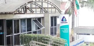Fachada da CASAN, usada para ilustrar o anúncio de redução nas tarifas de água e esgoto.