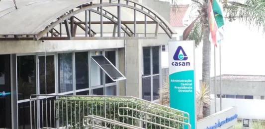 Fachada da CASAN, usada para ilustrar o anúncio de redução nas tarifas de água e esgoto.