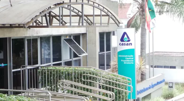 CASAN reduz tarifas de água e esgoto em 4,21% a partir de dezembro Fachada da CASAN, usada para ilustrar o anúncio de redução nas tarifas de água e esgoto.