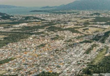 Foto aérea do Centro Empresarial Forquilhas, mostrando os terrenos que serão leiloados pela Prefeitura de São José para expansão empresarial e industrial.