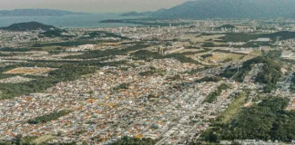 Foto aérea do Centro Empresarial Forquilhas, mostrando os terrenos que serão leiloados pela Prefeitura de São José para expansão empresarial e industrial.