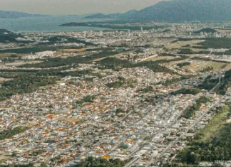 Foto aérea do Centro Empresarial Forquilhas, mostrando os terrenos que serão leiloados pela Prefeitura de São José para expansão empresarial e industrial.