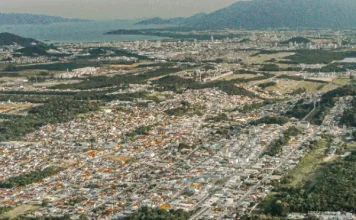 Foto aérea do Centro Empresarial Forquilhas, mostrando os terrenos que serão leiloados pela Prefeitura de São José para expansão empresarial e industrial.