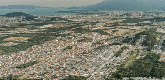 Foto aérea do Centro Empresarial Forquilhas, mostrando os terrenos que serão leiloados pela Prefeitura de São José para expansão empresarial e industrial.