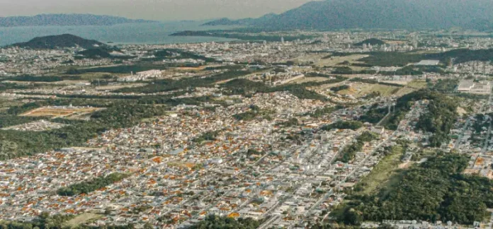 Foto aérea do Centro Empresarial Forquilhas, mostrando os terrenos que serão leiloados pela Prefeitura de São José para expansão empresarial e industrial.