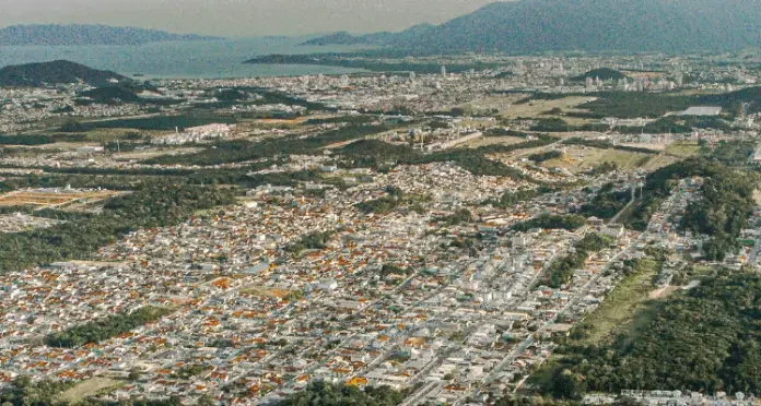 São José realiza leilão on-line de sete terrenos no Centro Empresarial Forquilhas Foto aérea do Centro Empresarial Forquilhas, mostrando os terrenos que serão leiloados pela Prefeitura de São José para expansão empresarial e industrial.