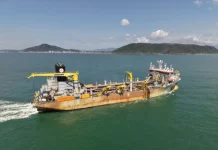 Draga Galileu Galilei em operação realizando a dragagem na Baía da Babitonga, processo que aprofunda o canal de acesso aos portos e gera areia para engordar a praia de Itapoá.