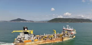 Draga Galileu Galilei em operação realizando a dragagem na Baía da Babitonga, processo que aprofunda o canal de acesso aos portos e gera areia para engordar a praia de Itapoá.