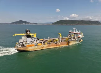 Draga Galileu Galilei em operação realizando a dragagem na Baía da Babitonga, processo que aprofunda o canal de acesso aos portos e gera areia para engordar a praia de Itapoá.