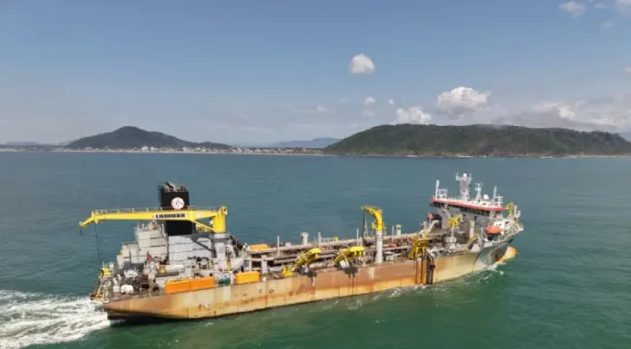 Dragagem da Baía da Babitonga usa areia para engordar praia de Itapoá Draga Galileu Galilei em operação realizando a dragagem na Baía da Babitonga, processo que aprofunda o canal de acesso aos portos e gera areia para engordar a praia de Itapoá.