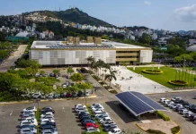 Foto da sede regional da Eletrobras em Florianópolis, destacando o prédio administrativo da empresa responsável pelo fornecimento de energia elétrica na região.