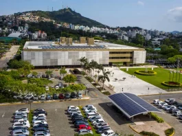 Foto da sede regional da Eletrobras em Florianópolis, destacando o prédio administrativo da empresa responsável pelo fornecimento de energia elétrica na região.