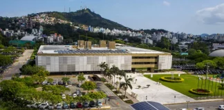 Foto da sede regional da Eletrobras em Florianópolis, destacando o prédio administrativo da empresa responsável pelo fornecimento de energia elétrica na região.