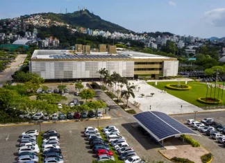Foto da sede regional da Eletrobras em Florianópolis, destacando o prédio administrativo da empresa responsável pelo fornecimento de energia elétrica na região.
