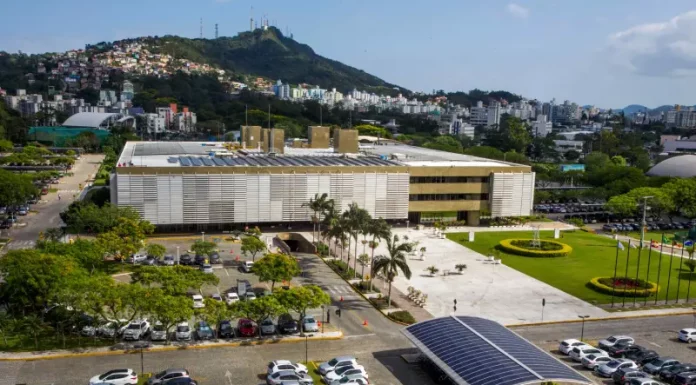 Eletrobras lança Programa de Estágio com vagas em Santa Catarina Foto da sede regional da Eletrobras em Florianópolis, destacando o prédio administrativo da empresa responsável pelo fornecimento de energia elétrica na região.