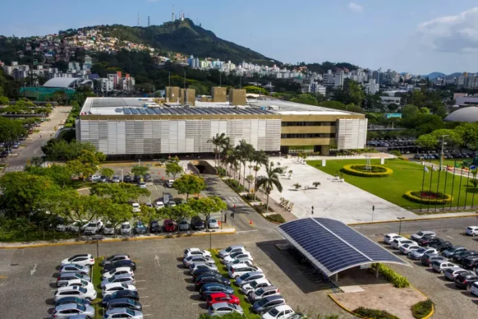 Foto da sede regional da Eletrobras em Florianópolis, destacando o prédio administrativo da empresa responsável pelo fornecimento de energia elétrica na região.