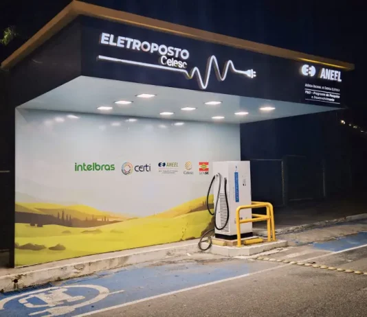 Eletroposto da Celesc em operação, integrando o Corredor Elétrico e promovendo mobilidade elétrica em Santa Catarina.