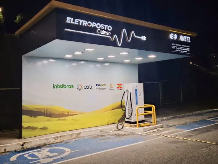 Eletroposto da Celesc em operação, integrando o Corredor Elétrico e promovendo mobilidade elétrica em Santa Catarina.