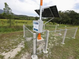 Estação hidrometeorológica instalada em Palhoça, utilizada para monitorar dados sobre chuvas, ventos e outros fatores relacionados a eventos climáticos, contribuindo para a prevenção de desastres em Santa Catarina.