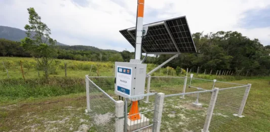 Santa Catarina investe em estações hidrometeorológicas para monitorar eventos climáticos Estação hidrometeorológica instalada em Palhoça, utilizada para monitorar dados sobre chuvas, ventos e outros fatores relacionados a eventos climáticos, contribuindo para a prevenção de desastres em Santa Catarina.