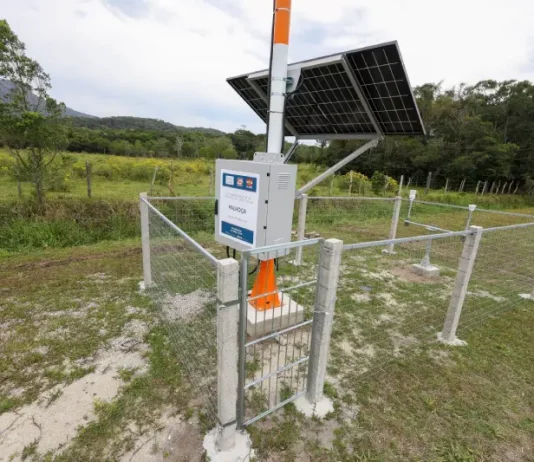 Estação hidrometeorológica instalada em Palhoça, utilizada para monitorar dados sobre chuvas, ventos e outros fatores relacionados a eventos climáticos, contribuindo para a prevenção de desastres em Santa Catarina.