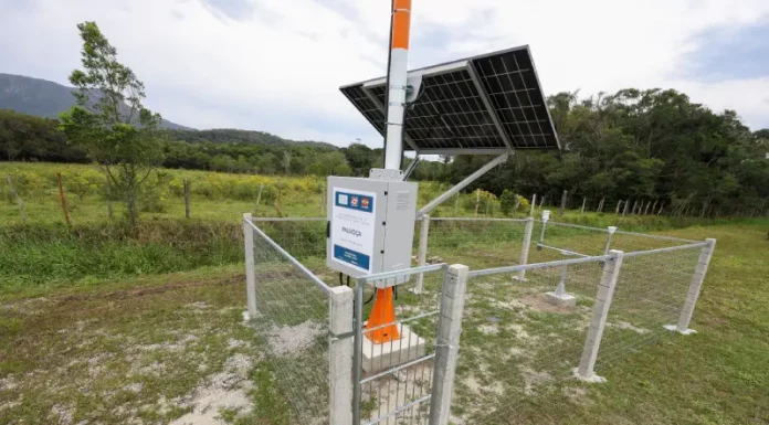 Santa Catarina investe em estações hidrometeorológicas para monitorar eventos climáticos Estação hidrometeorológica instalada em Palhoça, utilizada para monitorar dados sobre chuvas, ventos e outros fatores relacionados a eventos climáticos, contribuindo para a prevenção de desastres em Santa Catarina.