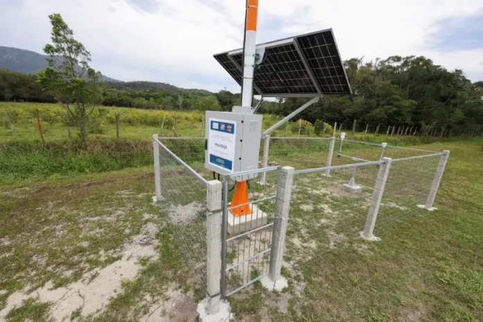 Estação hidrometeorológica instalada em Palhoça, utilizada para monitorar dados sobre chuvas, ventos e outros fatores relacionados a eventos climáticos, contribuindo para a prevenção de desastres em Santa Catarina.