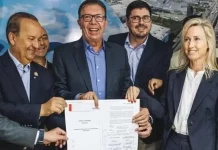 Prefeito Orvino, vice-prefeito Michel Schlemper, governador Jorginho Mello e a vice-presidente do Fonplata, Eliana Dam, exibem o contrato assinado do financiamento da Beira-Mar de Barreiros.