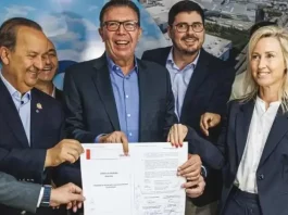 São José assina financiamento internacional para construção da Beira-Mar de Barreiros Prefeito Orvino, vice-prefeito Michel Schlemper, governador Jorginho Mello e a vice-presidente do Fonplata, Eliana Dam, exibem o contrato assinado do financiamento da Beira-Mar de Barreiros.