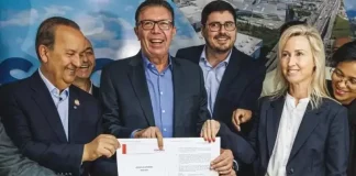 Prefeito Orvino, vice-prefeito Michel Schlemper, governador Jorginho Mello e a vice-presidente do Fonplata, Eliana Dam, exibem o contrato assinado do financiamento da Beira-Mar de Barreiros.