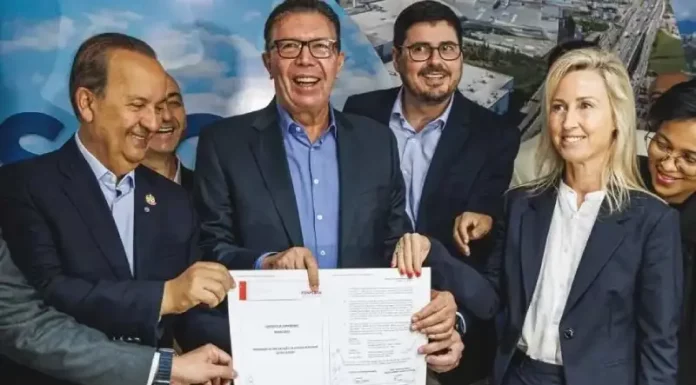 Prefeito Orvino, vice-prefeito Michel Schlemper, governador Jorginho Mello e a vice-presidente do Fonplata, Eliana Dam, exibem o contrato assinado do financiamento da Beira-Mar de Barreiros.