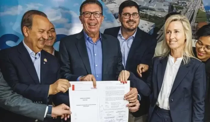 Prefeito Orvino, vice-prefeito Michel Schlemper, governador Jorginho Mello e a vice-presidente do Fonplata, Eliana Dam, exibem o contrato assinado do financiamento da Beira-Mar de Barreiros.