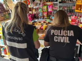 Agentes da Polícia Civil e do PROCON-SC realizam fiscalização em estabelecimentos comerciais na Grande Florianópolis em busca de bebidas falsificadas. A imagem ilustra a operação conjunta de combate à venda ilegal de produtos.