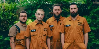 Na foto, os integrantes da banda AKANOÁ posam antes do show, anunciando sua apresentação no Jardim Botânico de São José.