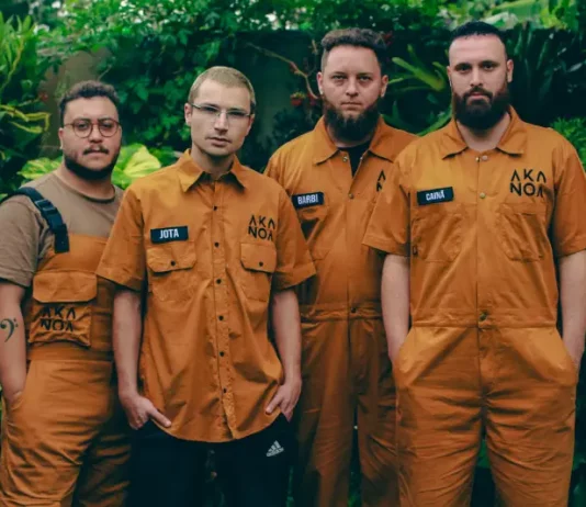 Na foto, os integrantes da banda AKANOÁ posam antes do show, anunciando sua apresentação no Jardim Botânico de São José.
