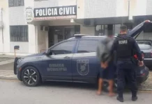 Viatura da Guarda Municipal de São José estacionada em frente à delegacia, ilustrando a ação de prisão de um foragido.