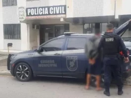 Viatura da Guarda Municipal de São José estacionada em frente à delegacia, ilustrando a ação de prisão de um foragido.
