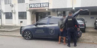 Viatura da Guarda Municipal de São José estacionada em frente à delegacia, ilustrando a ação de prisão de um foragido.