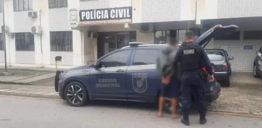 Viatura da Guarda Municipal de São José estacionada em frente à delegacia, ilustrando a ação de prisão de um foragido.