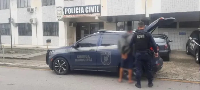 Viatura da Guarda Municipal de São José estacionada em frente à delegacia, ilustrando a ação de prisão de um foragido.