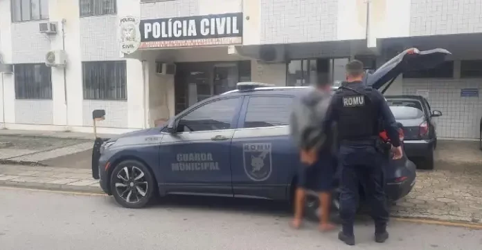 Viatura da Guarda Municipal de São José estacionada em frente à delegacia, ilustrando a ação de prisão de um foragido.
