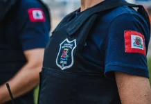 Foto mostra o tronco de um agente da Guarda Municipal fardado, destacando o uniforme oficial da corporação.