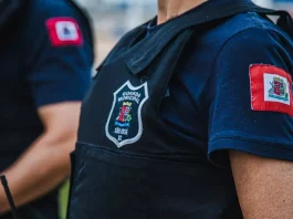 São José inicia nova etapa para ampliar efetivo da Guarda Municipal Foto mostra o tronco de um agente da Guarda Municipal fardado, destacando o uniforme oficial da corporação.
