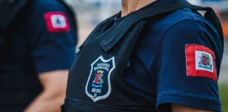Foto mostra o tronco de um agente da Guarda Municipal fardado, destacando o uniforme oficial da corporação.