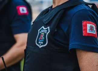 São José inicia nova etapa para ampliar efetivo da Guarda Municipal Foto mostra o tronco de um agente da Guarda Municipal fardado, destacando o uniforme oficial da corporação.