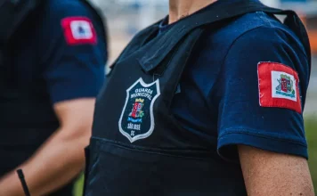 São José inicia nova etapa para ampliar efetivo da Guarda Municipal Foto mostra o tronco de um agente da Guarda Municipal fardado, destacando o uniforme oficial da corporação.
