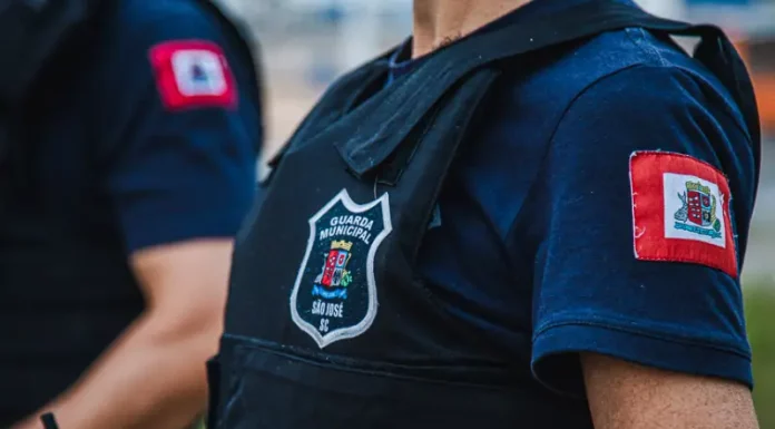 São José inicia nova etapa para ampliar efetivo da Guarda Municipal Foto mostra o tronco de um agente da Guarda Municipal fardado, destacando o uniforme oficial da corporação.