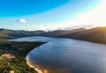 Foto da Lagoa do Peri mostrando a área preservada dentro do Monumento Natural Municipal, destacando a beleza natural e o compromisso com a conservação ambiental.